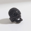 Dettaglio macro di perla a teschio in rame con pavé di pietre di zircone nere - Micro Pave Strass Nero Teschio Nero (10)