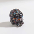 Dettaglio macro del ciondolo a teschio con cristalli colorati e finitura nera - Micro Pave Strass Multicolore Teschio Nero (13)