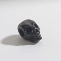 Dettaglio di un ciondolo a teschio nero con zirconi per la creazione di gioielli DIY - Teschio Nero Perforato Lucido (14)