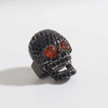 Vista macro dello charm a teschio con zirconi neri micro-incastonati e occhi arancioni - Micro Pave Pietra Nera Occhio Arancio Teschio Nero Fucile (15)
