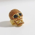 Dettaglio charm teschio dorato con zirconi arancioni e pietre preziose nere - Micro Pave Strass Arancio Occhio Nero Teschio Oro (17)