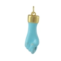 Détail macro d'un pendentif main figa turquoise avec fermoir en métal doré et finition émail - Paume Turquoise (03)