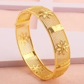 Brede 18k vergulde mesh armband met hol bloemmotief en handige kliksluiting voor dames - Geometrisch Opengewerkt Patroon (C)