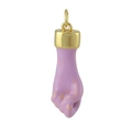 Vue détaillée d'un pendentif main en émail lilas avec un anneau en métal doré poli - Paume Violette (04)