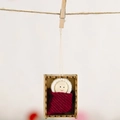 Weihnachtliche Holzbox-Puppe mit roter Strickjacke und Aufhängeschnur Detailansicht - Burgunderrot