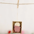 Handgefertigte Holzpuppe in rosa Cordsamt in einem kleinen Holzrahmen als Anhänger - Altrosa