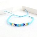 Détail d'un bracelet tissé à la main avec motifs bleus et cordon ajustable pratique - Style tissé géométrique bleu ciel (J)