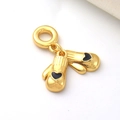 Vista ravvicinata del ciondolo a guantone da boxe placcato oro 18k con cuore per gioielli - Stile Guantone da Boxe Oro (09)