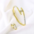 Detail van 18k vergulde sieradenset met blauw email en cirkelvormige patroonontwerpen - Lichtblauwe Armband Ring Set