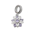 Dettaglio macro del ciondolo floreale in argento con zirconi viola e finiture lucide - Stile Fiore di Pietra Preziosa Viola (16)
