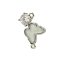 Detalle de un dije de mariposa plateado con una piedra de circonita cúbica brillante - Blanco Plateado (F)