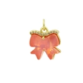 Detail eines bogenförmigen Herzanhängers mit orange-rosa Zirkon und vergoldetem Metall - Orange-Rosa Schleife