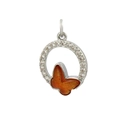Detail eines silbernen runden Anhängers mit orangefarbenem Schmetterling und Zirkonias - Silberner Ring Oranger Schmetterling