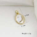 Dettaglio di un ciondolo ovale placcato oro con luna e stella, smalto bianco e zirconi - Luna e Stella Ovali (E)