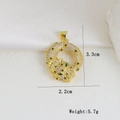 Primer plano del colgante cabeza de leopardo bañado en oro con medidas de 3,3 cm por 2,2 cm - Colgante Redondo Envolvente Cabeza de Leopardo (P)