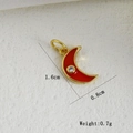 Vista macro del ciondolo a mezzaluna dorato con smalto rosso, zircone e dimensioni - Mezzaluna Rossa (M)