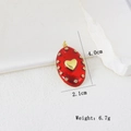 Detailansicht ovaler Emaille-Anhänger mit Goldherz und Zirkonia-Steinen, Länge 4,0 cm - Roter Hintergrund Mit Strass Stil (A)