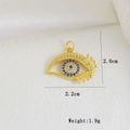 Nahaufnahme des goldenen Evil Eye Anhängers mit blauen Kristallen und Maßangaben von 2,2 cm - Eye Shape (E)