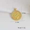 Foto macro de colgante de león dorado de 2,8 cm con circonitas blancas y medidas reales - Colgante Redondo Relieve Cabeza de León Dorado (L)