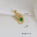 Detalle del colgante de leopardo con baño de oro, circonitas blancas y gemas verdes - Colgante de Leopardo Rizado Dorado con Piedra Verde (N)