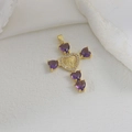 Pendentif croix doré avec pierres de cœur violettes et relief de la Vierge Marie - Croix Marie Cœur Violet (01) / Zircone Violette