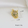 Detalle de colgante de leopardo mostrando medidas de 2,2cm x 1,5cm y un peso de 3,6g - Amuletos de Estilo Cabeza de Leopardo Dorados (O)