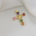 Pendentif croix doré avec gemmes de cœur colorées et relief Vierge Marie sur dentelle blanche - Croix Marie Cœur Mixte (03) / Zircone cubique de couleurs mélangées