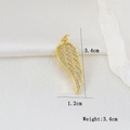 Dettaglio di un ciondolo a piuma dorata con zirconi lucenti e dimensioni di 3,4 cm - Stile Ali (I)