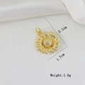 Dettaglio del ciondolo a girasole dorato con dimensioni di 2,1 cm x 1,7 cm - Rappresentazione Realistica Di Girasoli (e)