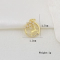 Dettaglio del ciondolo in oro con cervo e zirconia, misura 1,7 cm per 1,3 cm - Stile Anello Alce e Albero (K)
