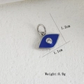 Vista macro del ciondolo occhio blu 1,1x1,2cm con peso di 0,9g e finitura in argento - Malocchio Blu Scuro (N)