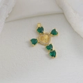 Detail van Maria kruis hanger met groene hart zirkoon stenen en heldere kristallen - Groene Zirkonia