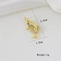 Dettaglio macro del ciondolo delfino dorato con cuore in zircone rosa, 2,0x1,0cm, 1g - Disegno Della Coda A Forma Di Cuore Di Delfino (g)