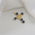 Detail van een religieuze kruishanger met blauwe hartstenen en Maria-afbeelding in goud - Donkerblauwe Zirkonia