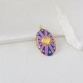 Makroansicht ovaler Emaille-Anhänger mit Herz-Mitte und buntem Sonnenstrahl-Muster - Blau Violettes Radiales Muster Stil (N)