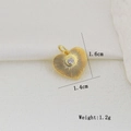 Dettaglio macro del ciondolo a cuore dorato con texture a raggiera e zircone, 1,6x1,4cm - Stile Cuore Motivo Solare (O)