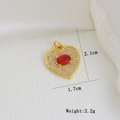 Makroaufnahme von Herzanhänger mit Goldbeschichtung, rotem Stein und Zirkonia-Besatz - Red Stone Heart (T)