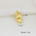 Dettaglio di un ciondolo a coniglio dorato con dimensioni 1,7cm di altezza e 0,7cm di larghezza - Stile Coniglio Cartoon (R)