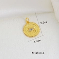 Detailansicht eines 1,6 cm Evil Eye Anhängers aus vergoldetem Kupfer mit blauen Kristallen - Round Evil Eye (O)