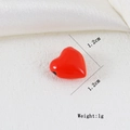 Vista macro di un ciondolo a cuore rosso lucido con misure per la creazione di gioielli fai da te - Perline Rosse A Forma Di Cuore Sfuse (n)