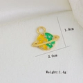 Detail eines goldenen Saturn-Anhängers mit grünem Emaille und Zirkonias, 1,9 cm Höhe - Saturn Shape (U)