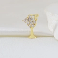 Dettaglio di un ciondolo a forma di calice d'oro con zirconi cubici scintillanti - Stile Calice Creativo (U)