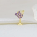 Dettaglio del ciondolo a calice in metallo dorato con zirconi viola a forma di uva - Stile Calice Uva (V)