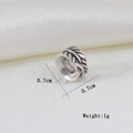 Vista macro del charm a piuma d'argento vintage da 0,7 cm con texture incise - Perline Distanziatrici Con Texture A Piuma Vintage (q)