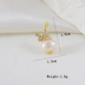 Dettaglio del ciondolo di perla con farfalla dorata e misure di 1,9cm per 1,3cm - Motivo A Fiocco Bocciolo Di Fiore E Perla (s)