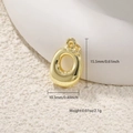Vista macro con dimensiones del colgante ovalado bañado en oro 18K para joyería - Letra O (A0783-O)