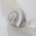 Macro di un ciondolo a forma di conchiglia argentata con dettagli per gioielli fai-da-te - Stile Conchiglia Lucidata Argento (04) / Argento