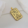 Primer plano del colgante de Tarot dorado con grabado XVII L'Etoile Estrella para joyas - La Estrella (01)