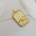 Detalle macro del colgante de carta del tarot dorado con relieve de luna y estrellas - La Luna (04)