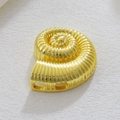Dettaglio ravvicinato del ciondolo a spirale di nautilus dorato con finitura lucida - Stile Conchiglia A Spirale Oro (07)